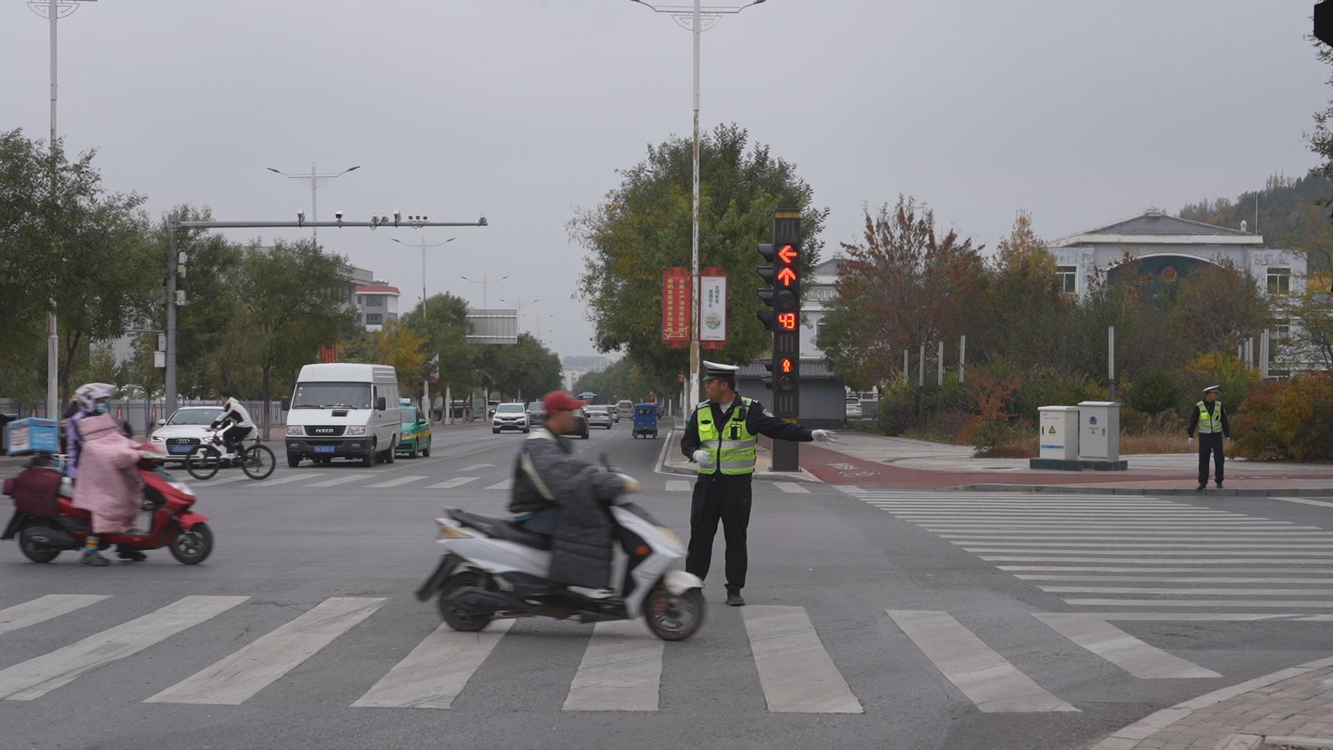 固原交警開展“機非分離”整治勸導行動